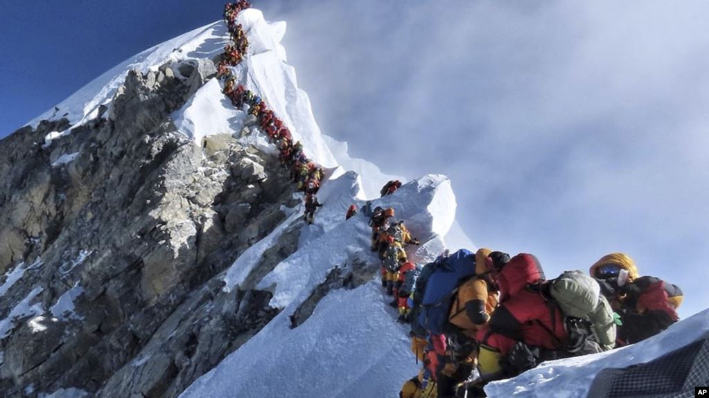 Alpinistas haciendo cola en Everest