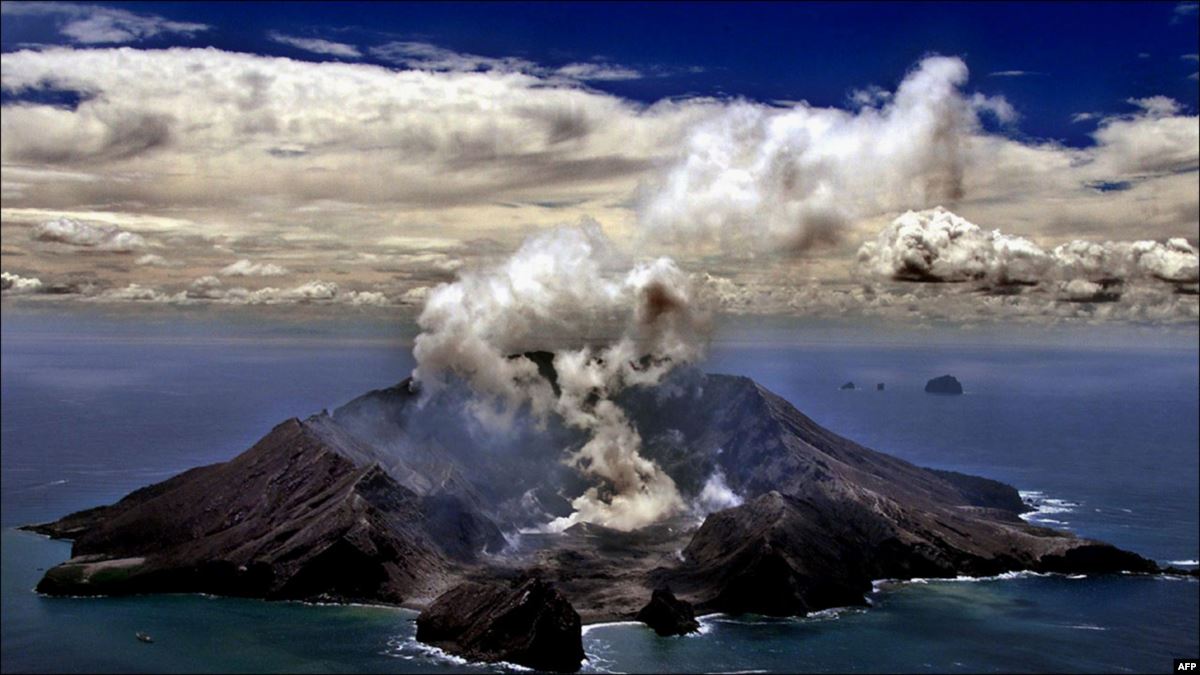Al menos 5 muertos en erupción de volcán en Nueva Zelanda