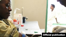 Una mujer se somete a una prueba de VIH en Mukono, Uganda. Banco Mundial / Arne Hoel