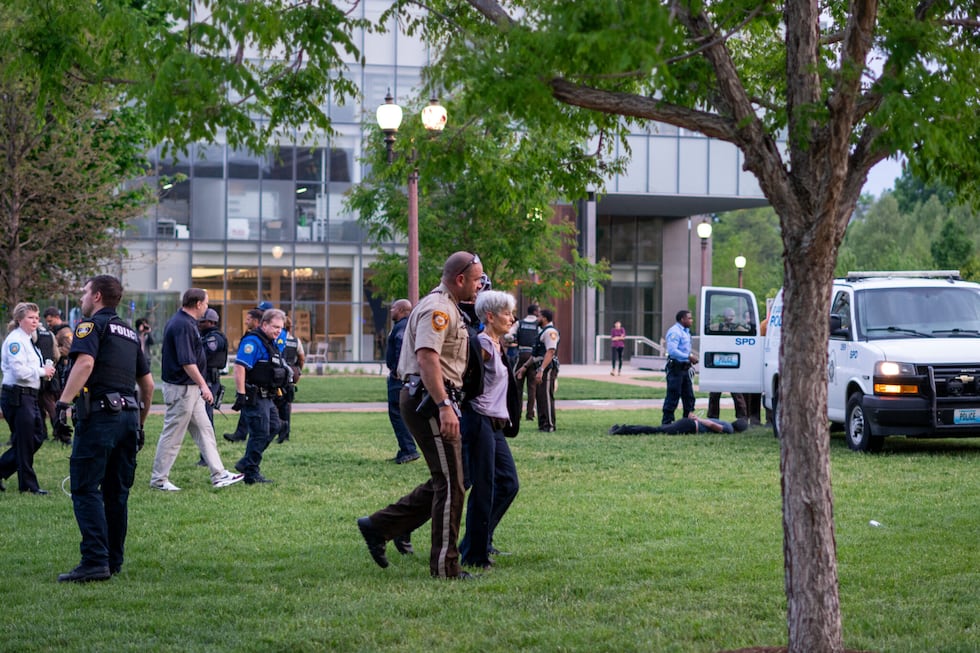 Estudiante entre los arrestados durante el desalojo de la protesta de ocupación pro-palestina en Washington University en St. Louis.