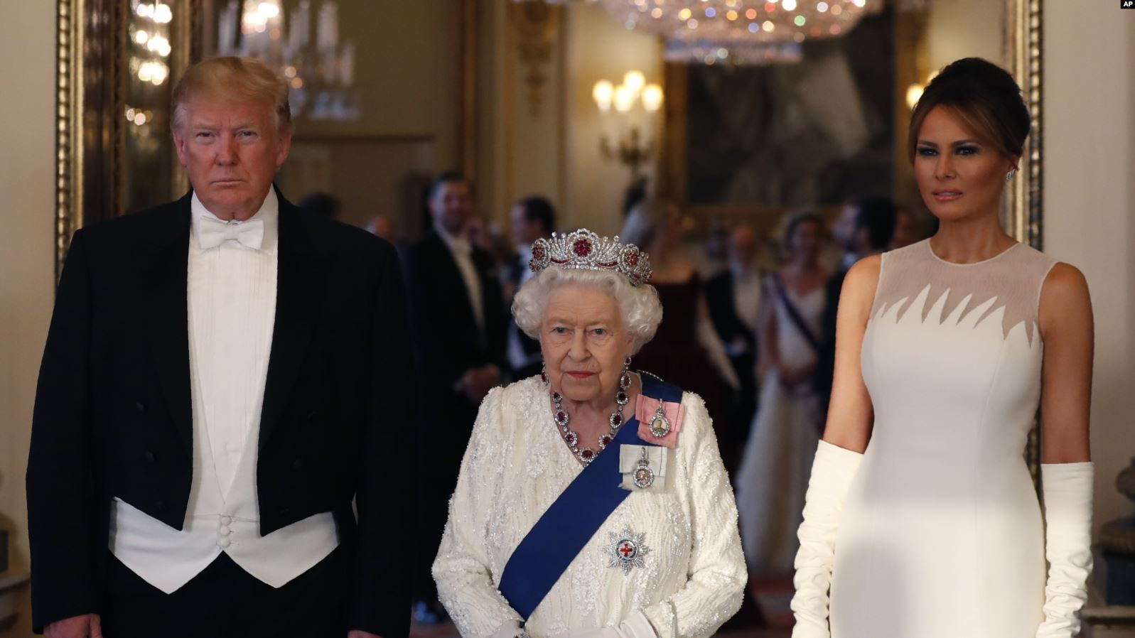 Reina Elizabeth II junto a Donald y Melania Trump