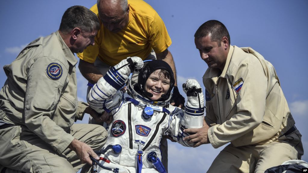 Astronautas de la Estación Espacial regresan a la Tierra