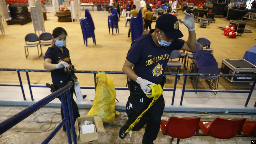 Agentes de la Policía Filipina investigan el envenenamiento de más de 200 personas