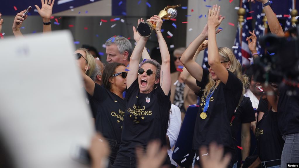 Equipo femenino de fútbol celebrando su victoria Mundial en Nueva York