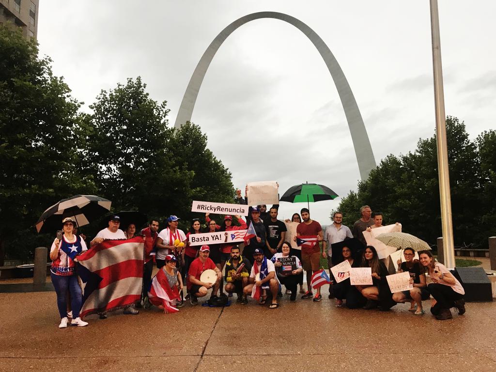 Boricuas de St. Louis manifestandose contra Rosselló