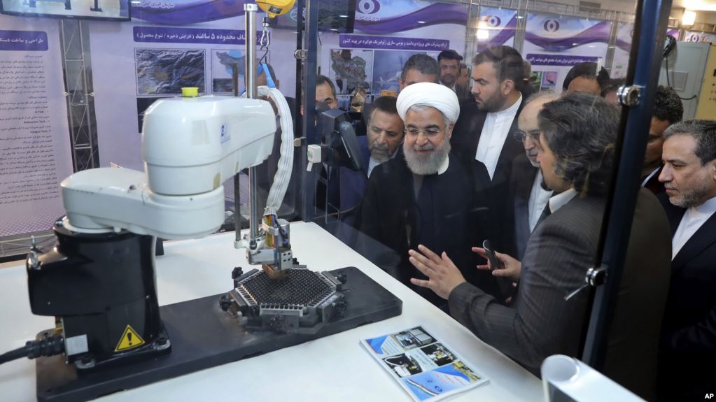 Líder Iraní en exposición de tecnología