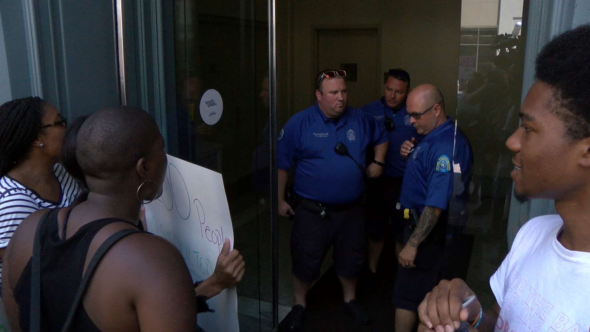 Policia de St. Louis cierra puertas