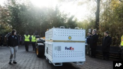La caja en la que fue transportado el panda Bei Bei fue diseñada especialmente para su transporte hacia China.