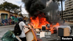 Los manifestantes también incendiaron barricadas en protestas en la ciudad de Valparaíso el 12 de noviembre de 2019.