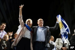 El candidato presidencial del gobernante Frente Amplio de Uruguay, Daniel Martínez, saluda a sus seguidores en Montevideo, Uruguay, el domingo, 24 de noviembre de 2019.