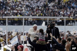 El Papa Francisco saluda desde su papamóvil mientras celebra una misa en el estadio de béisbol de la prefectura de Nagasaki, el domingo 24 de noviembre de 2019, en Nagasaki, Japón. Foto AP / Kiichiro Sato.
