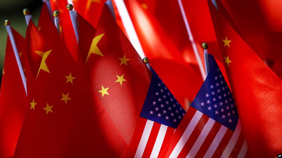 Banderas Rojas de China junto a la de EEUU