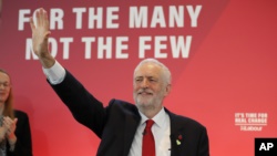 El líder del partido Laborista de Gran Bretaña, Jeremy Corbyn saluda al inicio de un evento de campaña en Londres, el 31 de octubre de 2019.