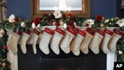 Las decoraciones navideñas, incluidas las medias con los nombres de la familia Pence, se ven en la residencia del vicepresidente, el lunes 2 de diciembre de 2019, en Washington. (Foto AP / Jacquelyn Martin).