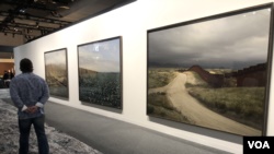 La serie fotográfica "Border Cantos" de Richard Misrach expuesta en el espacio "Meridians" de Art Basel 2019 (Foto: Antoni Belchi)