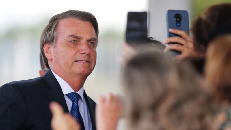Presidente Bolsonaro critica severamente a directora Petra Costa