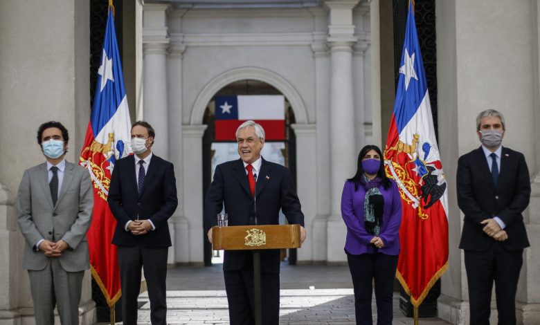 Presidente de Chile promulga ley que rebaja salarios a funcionarios públicos