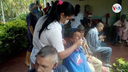 Las cuidadoras de 23 ancianos en la Casa Hogar San Vicente de Paúl de Venezuela se turnan en guardias de 30 días continuos durante la pandemia.