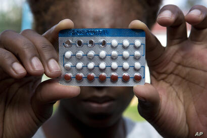Una mujer sostiene un paquete de píldoras anticonceptivas. Los bloqueos impuestos para frenar la propagación del coronavirus han puesto a millones de mujeres fuera del alcance de los anticonceptivos y otros servicios de salud sexual y reproductiva. 