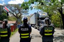 Policías costarricenses mantienen un retén cerca de la frontera con Nicaragua para intengar contener la entrada ilegal de refugiados.