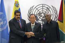 Durante la asamblea general de la ONU el presidente de Venezuela, izq., y el de Guyana, David Granger, der., acordaron tratar de solucionar sus diferencias en un marco de paz.