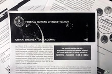 La divulgación del FBI a las universidades estadounidenses sobre la amenaza del espionaje económico incluye este folleto que advierte específicamente sobre los esfuerzos de China para robar investigación académica.