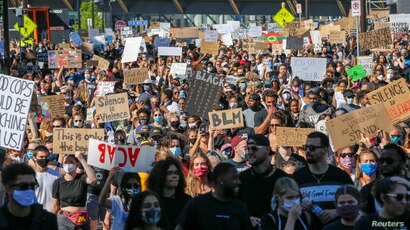 Miles marchan en apoyo a justicia para George Floyd en Minneapolis.