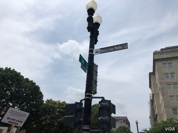 Una porción de la calle 16, que colinda con el parque Lafayette, frente a la casa presidencial, fue renombrada como “plaza Black Lives Matter”