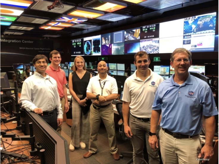 Erin y Kelly con pasantes en el Centro de integración de operaciones de carga útil (POIC) del Centro Marshall de Vuelos Espaciales en Huntsville, Alabama, en el verano de 2019 durante la pasantía de Erin.