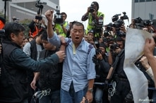 Jimmy Lai, dueño del Apple Daily News, vocea consignas antigubernamentales antes de ser arrestado por la policía de Hong Kong en diciembre de 2014. Este 28 de febrero de 2020 volvió a ser detenido.