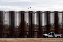 Agentes fronterizos realizan una patrulla, el 5 de abril de 2019, junto a un segmento del muro fronterizo con México situado en el estado de California