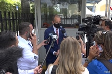 El congresista republicano Mario Díaz-Balart atendiendo a los medios de comunicación tras participar en una reunión con Donald Trump en la ciudad de Doral (Florida). [Foto: Antoni Belchi / VOA]