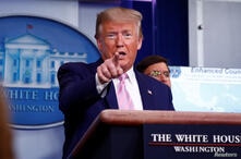 El presidente de EE.UU., Donald Trump, acompañado del secretario de Defensa, Mark Esper, durante la rueda de prensa en la que el mandatario anunció la operación, el pasado 31 de marzo.