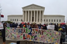 Decenas de personas se reunieron frente a la Corte Suprema de Justicia de Estados Unidos, en Washington DC, este martes para apoyar a los demandantes de la suspensión del DACA. Foto VOA 