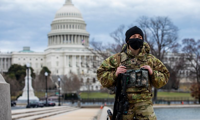 Soldado frente al Capitolio en Washington D.C.