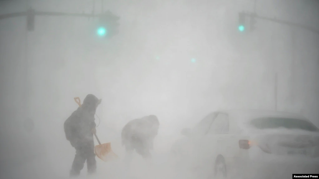 Residentes de Providence Rhode Island desentierran su auto después de quedar varados por la rápida acumulación de nieve. (Foto: AP)