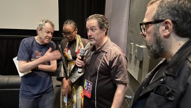 Mateo Mulcahey, subdirector del ILCC modera una charla con cineastas del film Exilio del Mar después una de sus proyecciones. (Foto J.Klein)